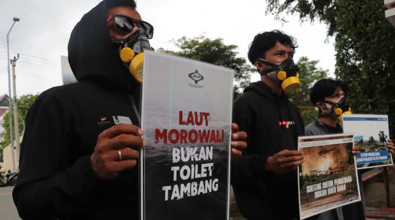 "Laut Morowali bukan toilet tambang" aktivis JATAM dengan transparen
