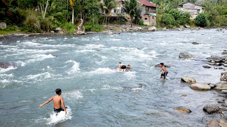 Anak-anak mandi di Sungai Meureubo