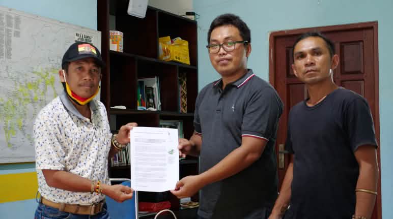 Masyarakat Kiipan akan mengirimkan petisi kepada Presiden Joko Widodo Effendi Buhing dan Safrudin Mahendra