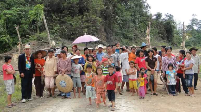 Pohon raksasa di Borneo dan Sumatra jangan sampai jadi kayu lapis untuk Jepang. aksi protes masyarakat adat Penan di Sarawak
