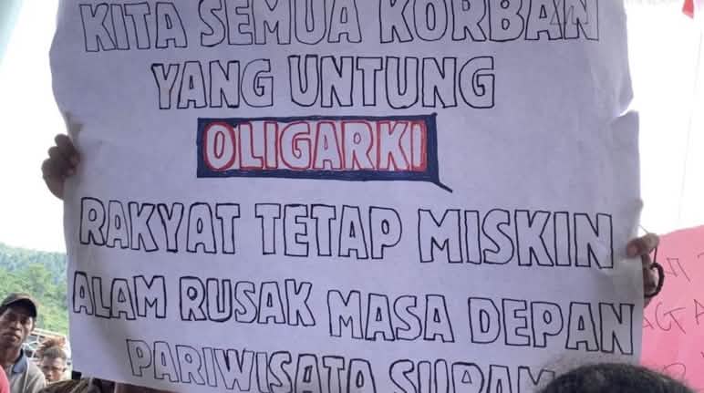 Rakyat tetap miskin. Alam rusak. Masa depan pariwisata suram- Transparen "Kita semua korban"