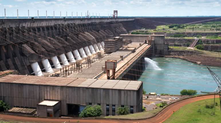 Pembangkit Listrik Tenaga Air Itaipú di sungai Paraná di perbatasan Brazil dan Paraguay Bendungan
