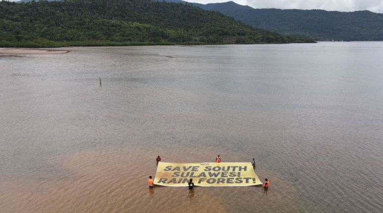 Danau tercemar transparen di danau Mahalona