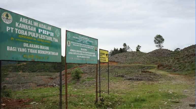 Plang PT. Toba Pulp Lestari di sekitar wilayah adat Simenakhenak Plang PT. Toba Pulp Lestari di sekitar wilayah adat Simenakhenak