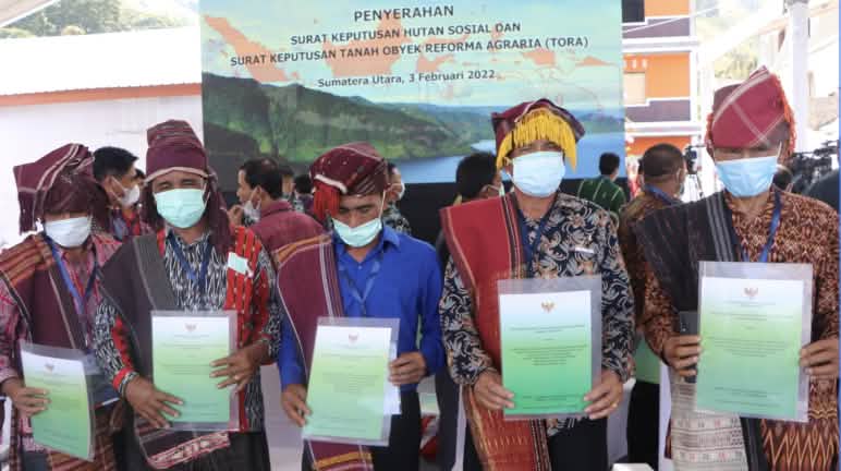 Penyerahan SK Hutan Adat (03/02/22) oleh Presiden Joko Widodo di Bakkara, Humbang Hasundutan, Sumatera Utara Lima laki-laki dengan pakaian adat memegang sertifikat