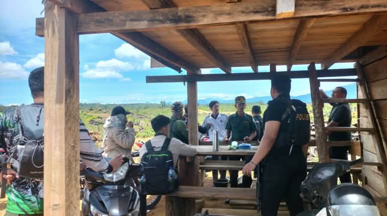 Menunggu tindak lanjut - tim pemantau APEL Green Aceh bersama KPH IV aktivis dan polisi di pondok