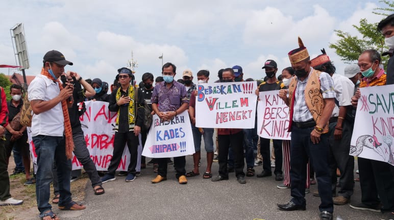 Aksi Bebaskan Willem Hengki di depan pengadilan Palangkaraya