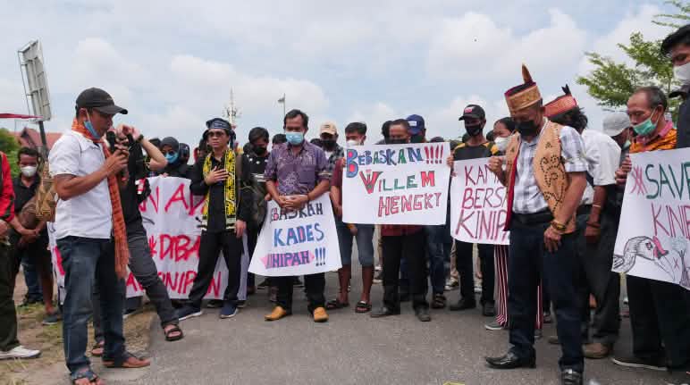 Aksi Bebaskan Willem Hengki, kepala desa Kinipan! Aksi Bebaskan Willem Hengki di depan pengadilan Palangkaraya