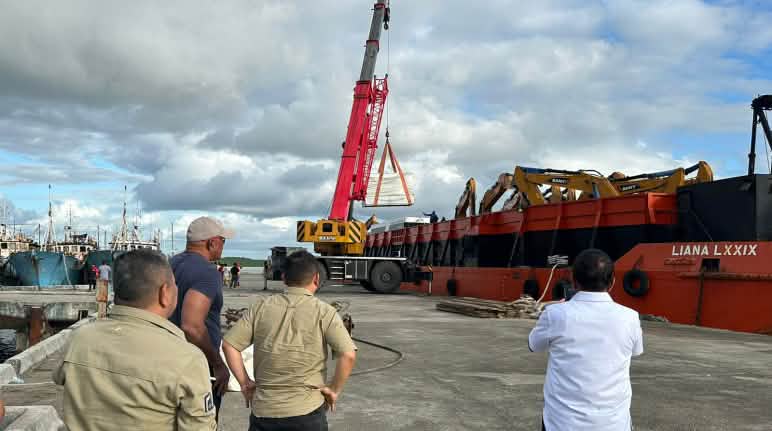 2.000 excavator yang dipesan oleh Haji Isam tiba di pelabuhan tanggal 29 Juli - dan akan menciptakan bencana ekologis dan kemanusiawi kapal dengan excavator