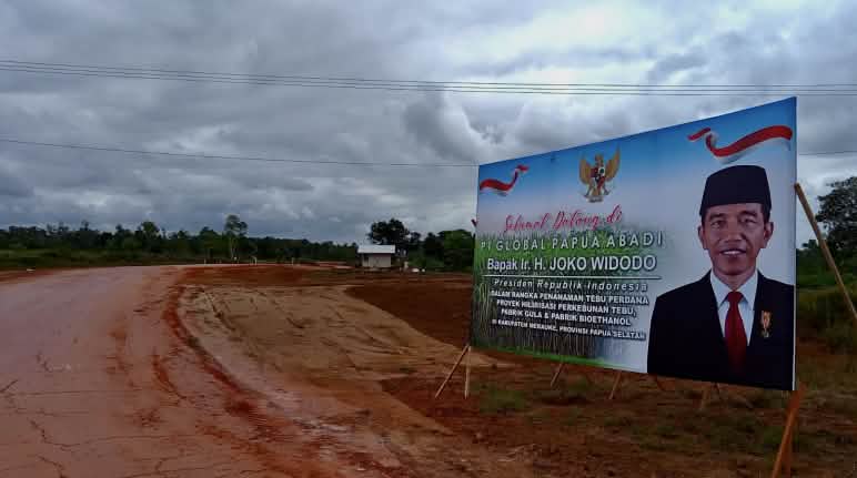 Selamat datang di Penghancuran Total, Bapak Presiden Jokowi! Spanduk dengan selamat datang, presiden Joko Widodo