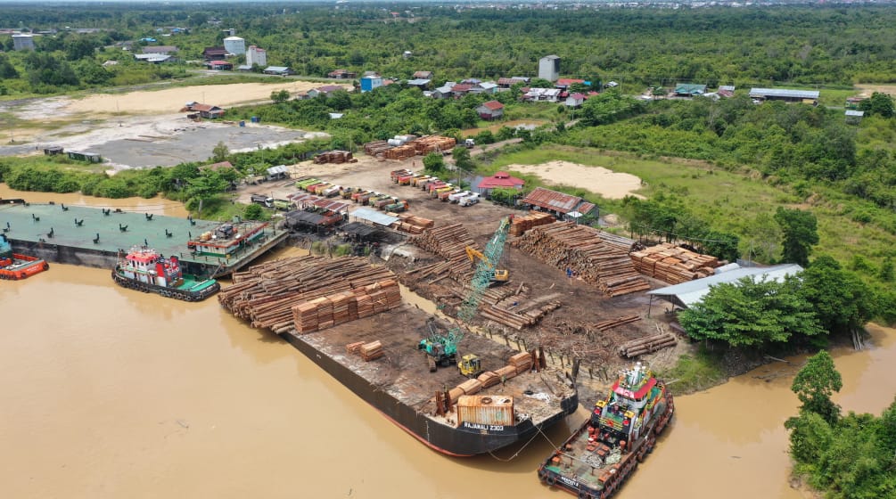 kapal menunggu pembongkaran log kayu