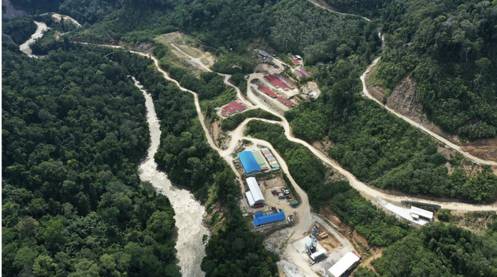 Pembangunan dalam hutan di samping sungai