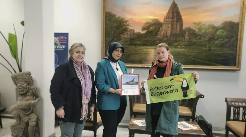 tiga perempuan didepan gambar candi Prambanan