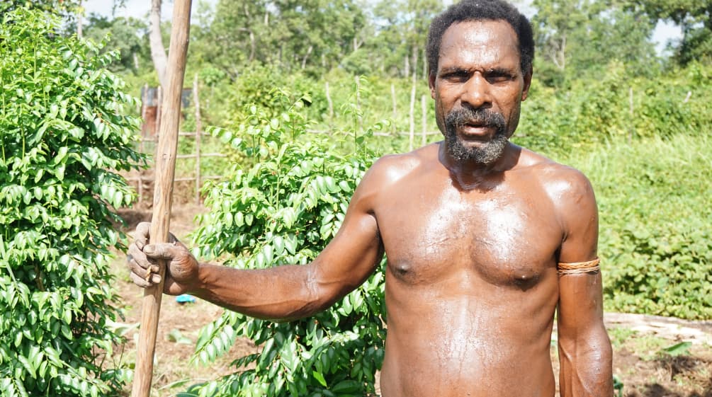 Masyarakat adat di Papua mempertahankan hutannya menentang perusahaan kertas Moorim Seorang asli Papua dari marga Gebze, Merauke