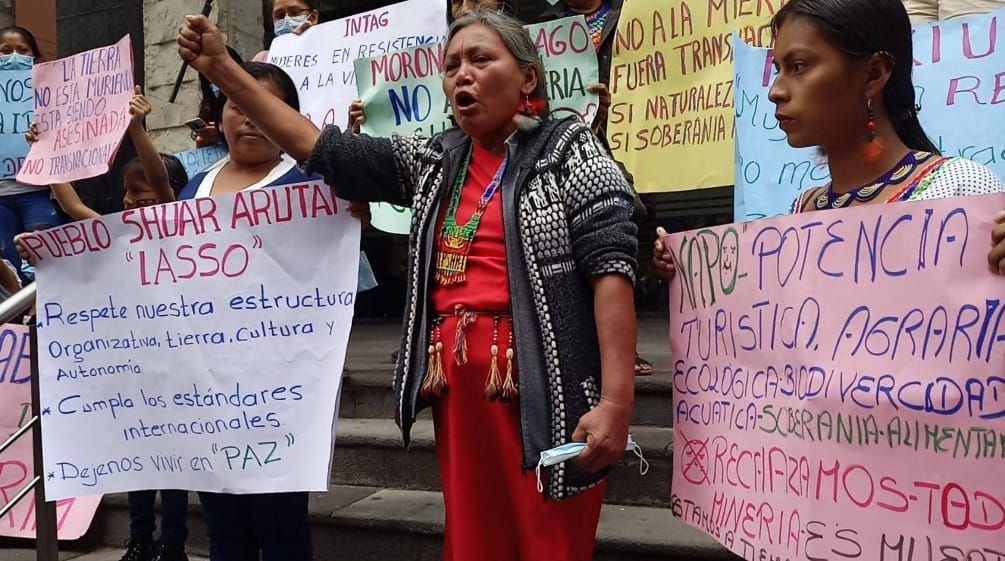 Protes menentang pertambangan di Ekuador di depan Kementerian Lingkungan Hidup, Oktober 2021