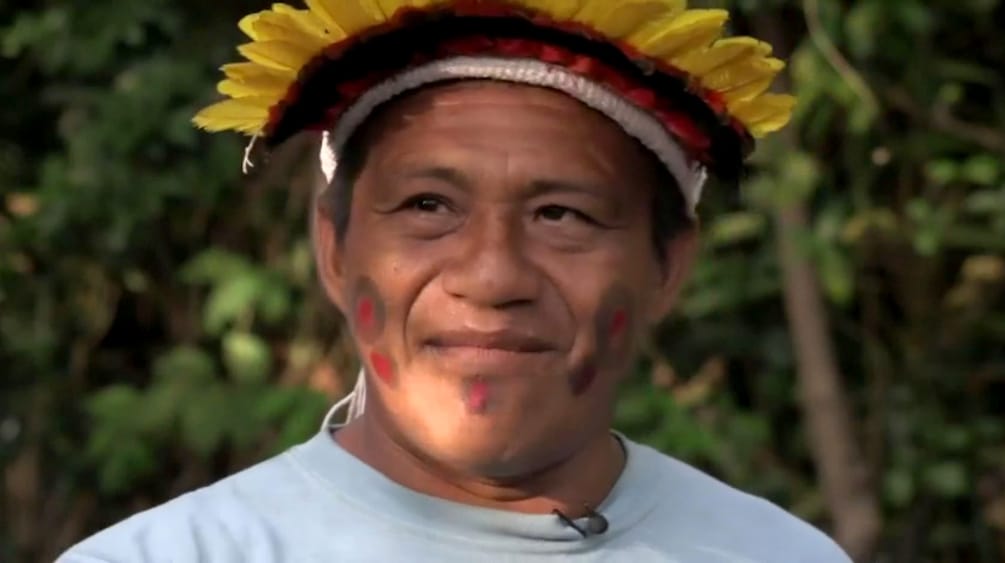 Foto wajah Sarapo Kaapor - seorang masyarakat adat - dengan hiasan kepala bulu