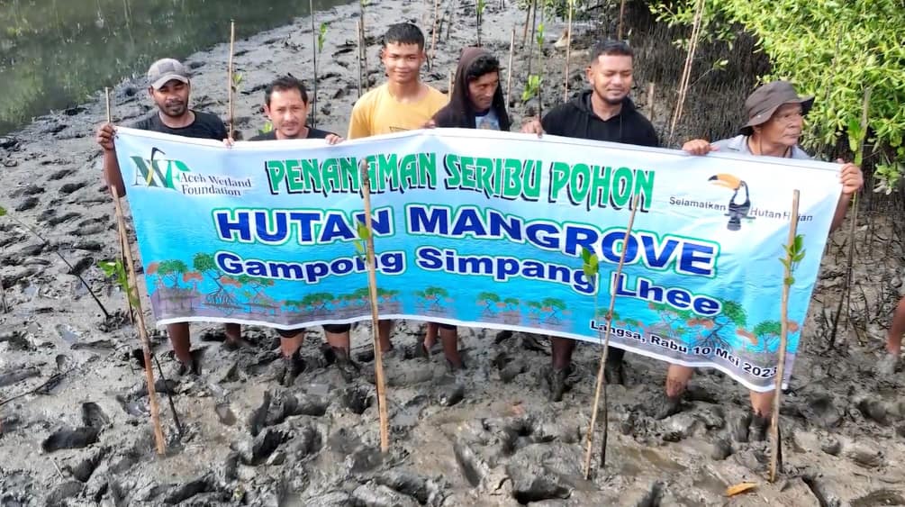 Plakat „Penanaman seribu pohon. Hutan mangrove. Gampong Simpang Lhee“