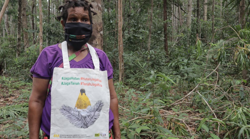 Seorang perempuan Papua menolak deforestasi