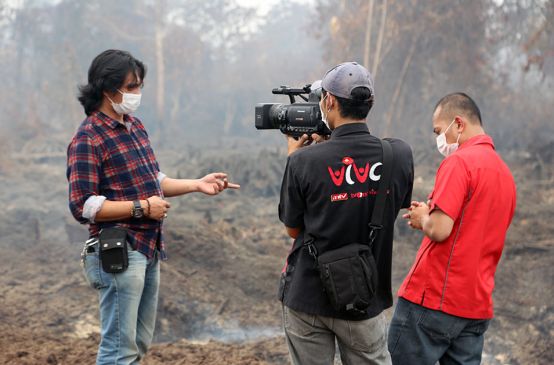 Feri diwawancarai di lahan gambut yang hangus