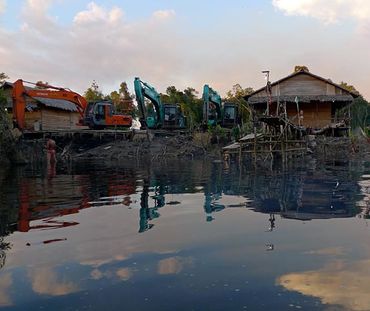 penebangan di pinggir sungai demi sawit