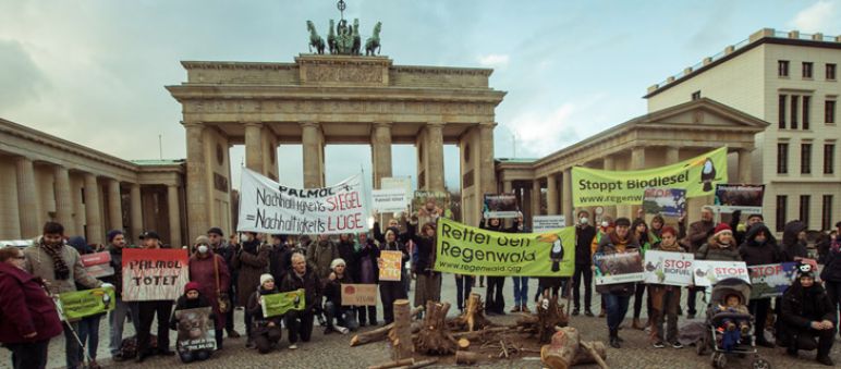 Aksi menolak lupa! menolak biodiesel! Berlin, didepan Brandenburger Tor (c) Selamatkan Hutan Hujan Aksi didepan Brandenburger Tor: Menolak lupa: biosprit menghancurkan hutan hujan