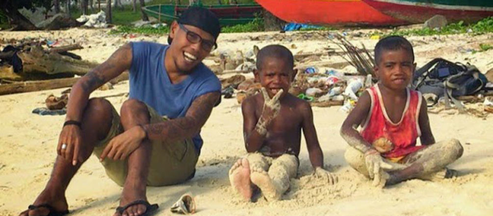 Satu dari foto-foto terakhir Jopi Peranginangin dipasang di bulan April lalu di halaman facebooknya. Jopi Peranginangin sedang duduk dengan dua remaja di pantai dan tertawa ke arah kamera.