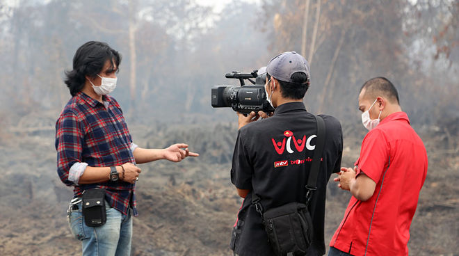 „1000 Hektar hutan gambut terbakar“, ujar aktivis lingkungan hidup Feri Irawan kepada wartawan TV. „Tapi sebagian hutan gambut masih bisa diselamatkan.“ Feri diwawancarai di lahan gambut yang hangus