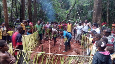 Masyarakat Mahuze melakukan acara adat demi pelindungan hutan