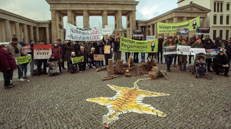 Aksi menolak lupa! menolak biodiesel! Berlin, didepan Brandenburger Tor (c) Selamatkan Hutan Hujan Aksi didepan Brandenburger Tor: Menolak lupa: biosprit menghancurkan hutan hujan