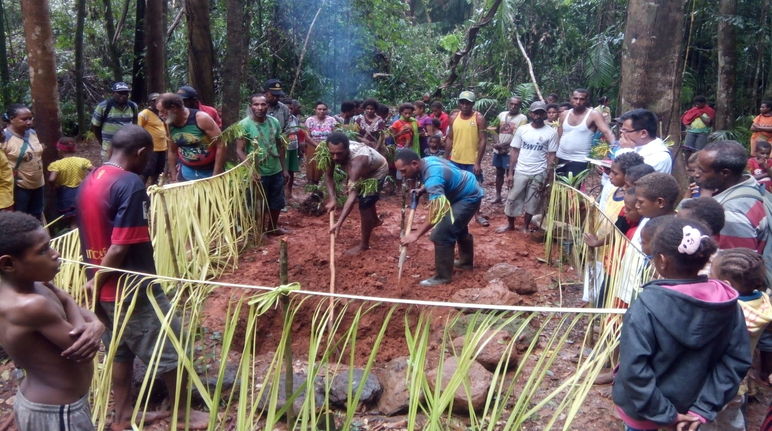 Masyarakat Mahuze melakukan acara adat demi pelindungan hutan