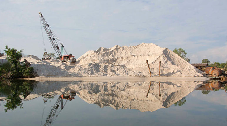 Pengerukan pasir. Alat penggali diatas gunung pasir