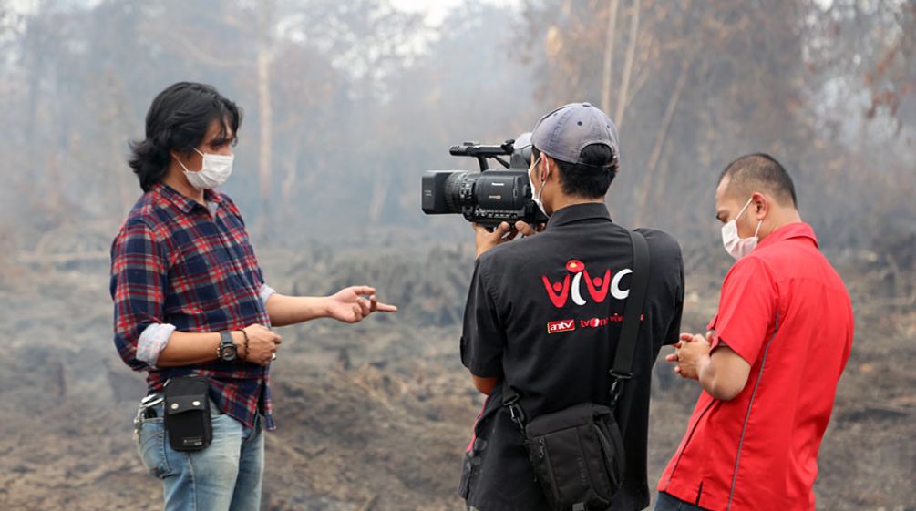 Feri diwawancarai di lahan gambut yang hangus